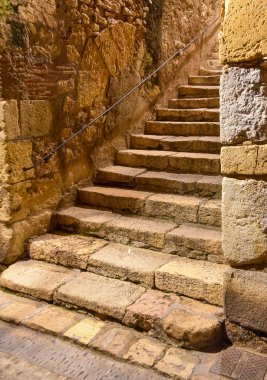 Eski Roma antik şehri Tarragona sokaklarındaki eski taş merdivenler.