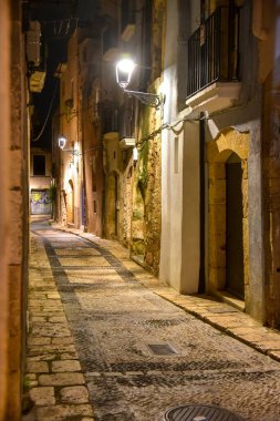 İspanya 'nın Tarragona şehrinde eski bir cadde.