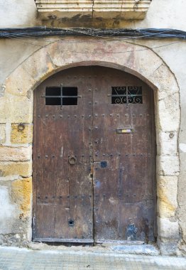 Tarragona, İspanya sokaklarında eski bir kapı.