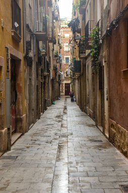 Barcelona 'nın gotik bölgesinde eski ıslak bir cadde.