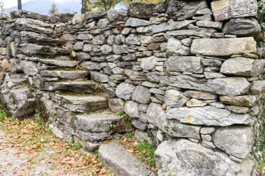 Aynı taştan yapılmış merdivenleri olan taş bir duvar.