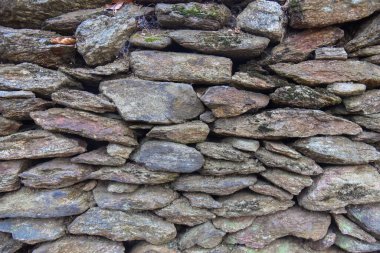 Pürüzlü Kayalardan Yapılan Kuru Taş Duvarın Yakın Çekimi