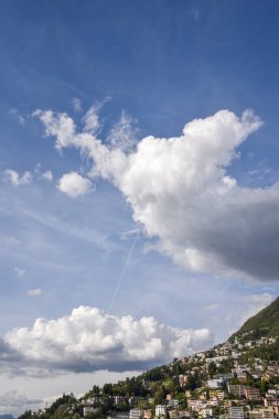 Bulutlar ve İzler Monte Br ve Lugano Şehri üzerinde