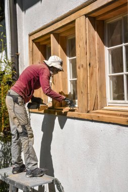 Ev Yenileme: Tahta Pencere Zımparalama ve Tedavi 