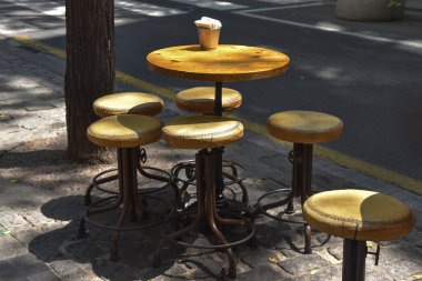 Valencia, İspanya 'da boş içeceklerle dolu açık büfe tabure ve masalar Akdeniz sokak ve yaz atmosferini yakalıyor.