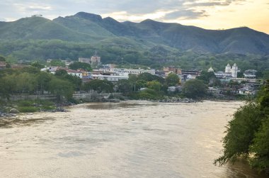Honda, Kolombiya 'nın panoramik manzarası, Magdalena Nehri önplanda akıyor ve And Dağları şehrin arkasında yükseliyor.