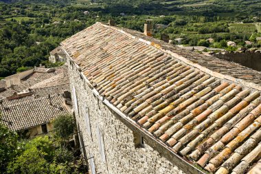 Fransa 'nın Bonnieux kasabasındaki geleneksel kiremitli çatıların manzarası kırsal mimari ve Provencal cazibesini gözler önüne seriyor.