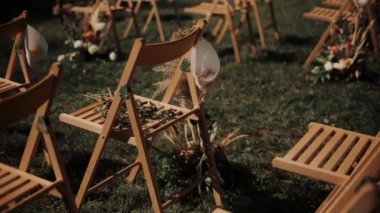 Düğün töreni süslemeleri. Gölün yanındaki ormanda Boho 'nun düğün töreni. Sonbahar renk seremonisi. Yüksek kalite 4k görüntü. 