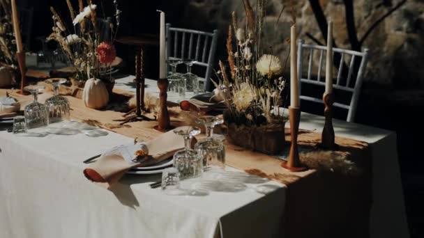 자연적인 결혼식 접시와 사람들 슬로우 모션에 꽃으로 테이블의 닫습니다 — 비디오
