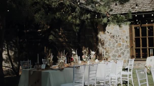 Große Aufnahme Des Hochzeitstisches Der Draußen Serviert Und Mit Herbstlichen — Stockvideo
