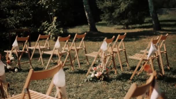 結婚式のデコレーション 湖沿いの森でのブーホの結婚式 秋のカラーフェスティバル 高品質の4K映像 — ストック動画