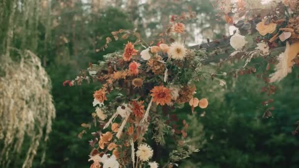 結婚式のデコレーション 湖沿いの森でのブーホの結婚式 秋のカラーフェスティバル 高品質の4K映像 — ストック動画