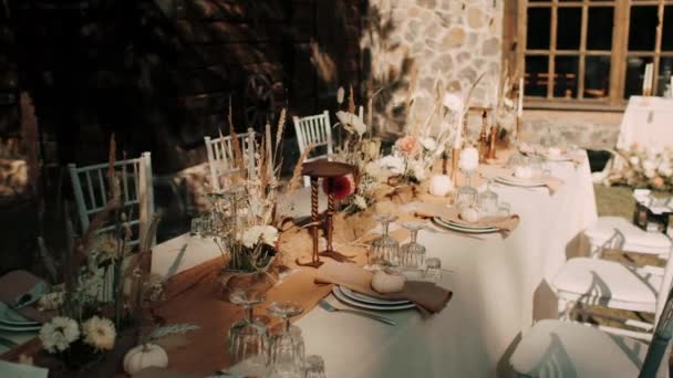 Medelhög Bild Bröllopsbordet Serveras Utomhus Och Dekorerad Med Höst Jordfärger — Stockvideo