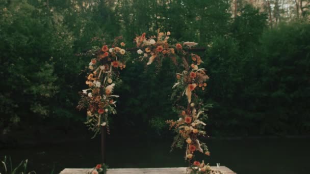 Düğün Töreni Süslemeleri Gölün Yanındaki Ormanda Boho Nun Düğün Töreni — Stok video