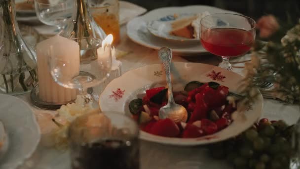 Seradaki Düğün Masasının Kapanış Fotoğrafı Pastel Çiçeklerle Servis Edilmiş Dekore — Stok video