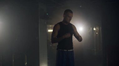 Eski okul spor salonunda siyah boxer bantları takan güçlü bir boksörün orta boy fotoğrafı. Motivasyon üzerinde çalış. Yüksek kalite 4k görüntü