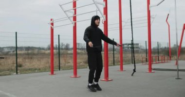 Eğitim motivasyonu. Spor salonunun dışında spor yapan bir sporcu. Dışarıda güçlü formda adam eğitimi var. İp atlamak. Yüksek kalite 4k görüntü