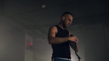 Eski okul spor salonunda siyah boxer bantları takan güçlü bir boksörün orta boy fotoğrafı. Motivasyon üzerinde çalış. Yüksek kalite 4k görüntü