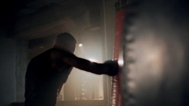 Spor motivasyonu, eski okul spor salonunda orta boy atlet boksu. Boks çantasıyla güçlü bir adam antrenmanı. Yüksek kalite 4k görüntü
