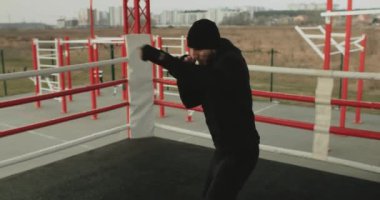 Spor motivasyonu, orta boy atlet boksu dışarıda açık hava ringinde. Formda bir boks antrenmanı. Yüksek kalite 4k görüntü