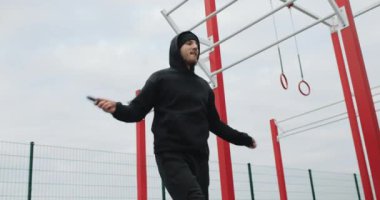 Eğitim motivasyonu. Spor salonunun dışında spor yapan bir sporcu. Dışarıda güçlü formda adam eğitimi var. İp atlamak. Yüksek kalite 4k görüntü