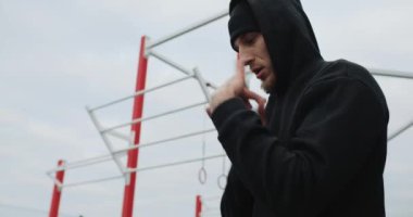 Motivasyon üzerinde çalış, sporcunun dışarıda ısındığı orta boy bir atış yap. Dışarıda güçlü formda adam eğitimi var. Isınmaya başla. Yüksek kalite 4k görüntü