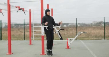 Eğitim motivasyonu. Spor salonunun dışında karın kası egzersizi yapan bir sporcu. Dışarıda güçlü formda adam eğitimi var. Yüksek kalite 4k görüntü