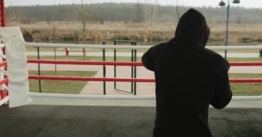 Spor motivasyonu, orta boy atlet boksu dışarıda açık hava ringinde. Formda bir boks antrenmanı. Yüksek kalite 4k görüntü
