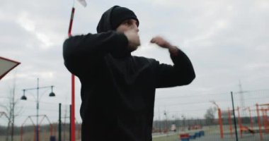 Motivasyon üzerinde çalış, sporcunun dışarıda ısındığı orta boy bir atış yap. Dışarıda güçlü formda adam eğitimi var. Isınmaya başla. Yüksek kalite 4k görüntü