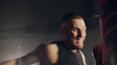 Spor motivasyonu, eski okul spor salonunda sporcu boksunun portresi. Boks çantasıyla güçlü bir adam antrenmanı. Yüksek kalite 4k görüntü