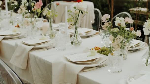 최소한의 결혼식 접시와 사람들 슬로우 모션에 파스텔 꽃으로 제공하고 온실에서 — 비디오