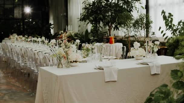 Tiro Médio Mesa Casamento Estufa Servida Decorada Com Flores Pastel — Vídeo de Stock