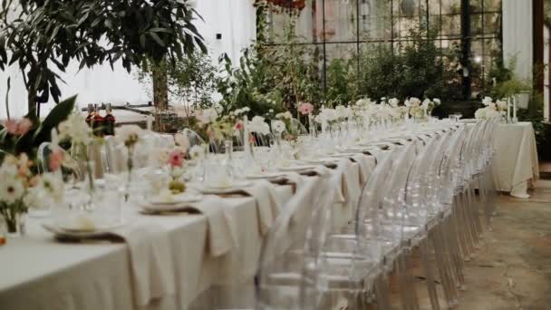 Közepes Adag Esküvői Asztal Üvegházban Felszolgált Díszített Pasztell Virágok Minimalista — Stock videók