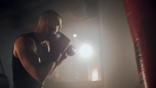 体育动机 运动员男子拳击的肖像照片 在旧学校体育馆里 用拳击袋配合强壮的男子训练 高质量的4K镜头 — 图库视频影像