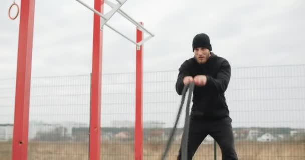 Motivação Treino Atleta Homem Trabalhando Fora Ginásio Livre Com Cordas — Vídeo de Stock