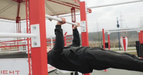 Motivação Treino Atleta Homem Trabalhando Fora Ginásio Livre Fazendo Pull — Vídeo de Stock