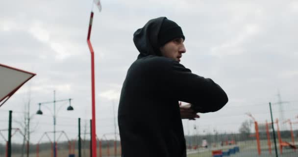 Motivasyon Üzerinde Çalış Sporcunun Dışarıda Isındığı Orta Boy Bir Atış — Stok video