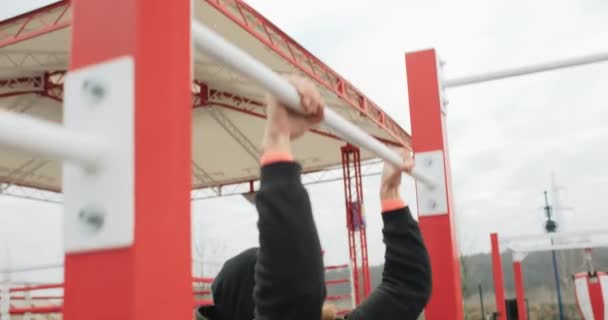 Motivação Treino Atleta Homem Trabalhando Fora Ginásio Livre Fazendo Pull — Vídeo de Stock