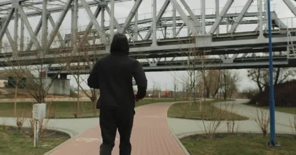Motivasyon Orta Boy Bir Sporcunun Köprünün Yanındaki Parkta Koşması Şehirde — Stok video