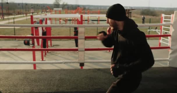 Спорт Вырабатывает Мотивацию Средний Кадр Спортсмена Боксу Открытом Ринге Здоровый — стоковое видео