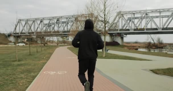 Motiváció Közepes Lövés Egy Atléta Emberről Aki Híd Melletti Parkban — Stock videók