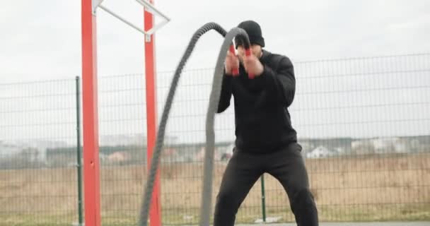 Motivação Treino Atleta Homem Trabalhando Fora Ginásio Livre Com Cordas — Vídeo de Stock