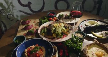 Doğu mutfağı. Gürcistan taze salatası. Gürcistan ulusal mutfağı, restoranda masada yemek. Doğu yemekleri. Orijinal geleneksel yemekler. Yüksek kalite 4k görüntü