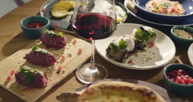 Doğu aperatifleri. Geleneksel Gürcü pancarı pkhali. Lezzetli doğu vejetaryen yemekleri. Doğu yemekleri ile servis edilen masa. Yüksek kaliteli 4K görüntü.