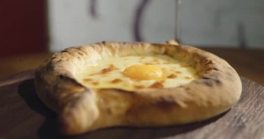 Geleneksel Gürcü mutfağı. Khachapuri adjaruli yakın çekim. Doğu mutfağı. Yüksek kalite 4k görüntü