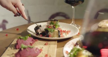 Doğu aperatifleri. Geleneksel Gürcü patlıcan aperatifi. Lezzetli doğu vejetaryen yemekleri. Doğu yemekleriyle servis edilen masa. Yüksek kalite 4k görüntü