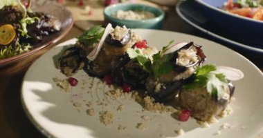 Doğu aperatifleri. Geleneksel Gürcü patlıcan aperatifi. Lezzetli doğu vejetaryen yemekleri. Doğu yemekleriyle servis edilen masa. Yüksek kalite 4k görüntü