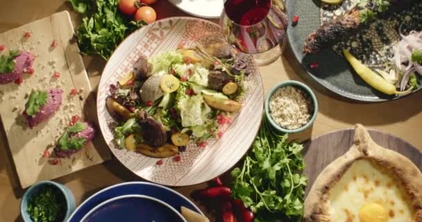 Doğu Mutfağı Gürcistan Taze Salatası Gürcistan Ulusal Mutfağı Restoranda Masada — Stok video