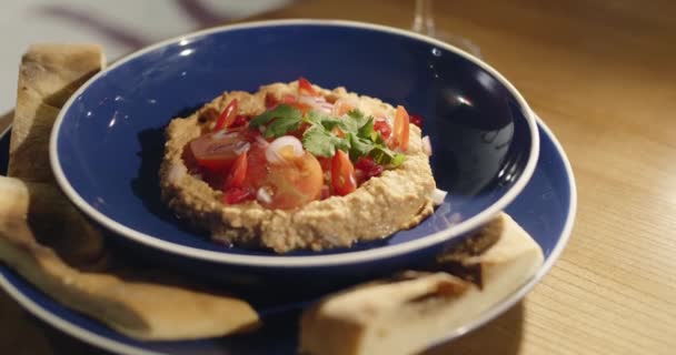 Doğu Mutfağı Aperatifi Pita Ekmeğiyle Servis Edilen Domatesli Humus Geleneksel — Stok video