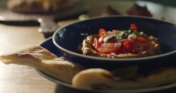 토마토와 후무스는 제공됩니다 전통적인 레바논 고품질 — 비디오